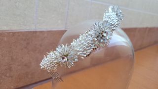 Tiara boda plateada y blanca. Hecho a mano.