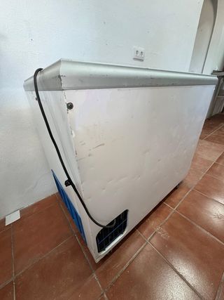 CONGELATORE A POZZETTO CON 2 PORTE IN VETRO