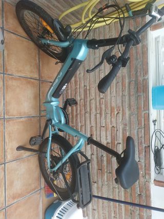 Bicicleta eléctrica . Color verde mar. Muy bonita.