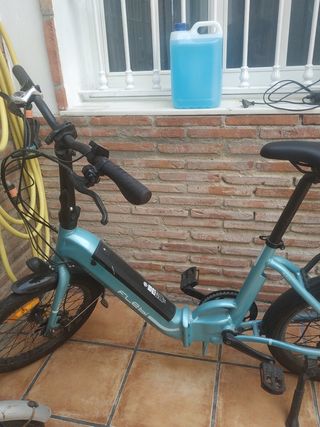 Bicicleta eléctrica . Color verde mar. Muy bonita.