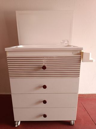 Bañera, cmabiador cómoda con ruedas Micuna