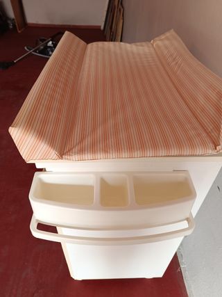 Bañera, cmabiador cómoda con ruedas Micuna