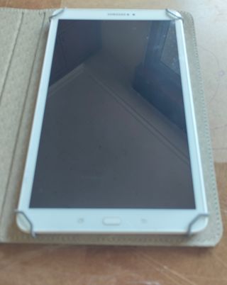 Tablet Samsung Tab A 2016 + Funda y dos teclados