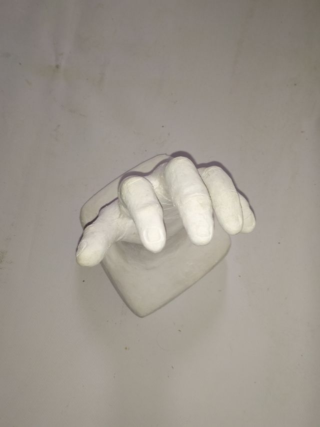 Scultura mano in gesso