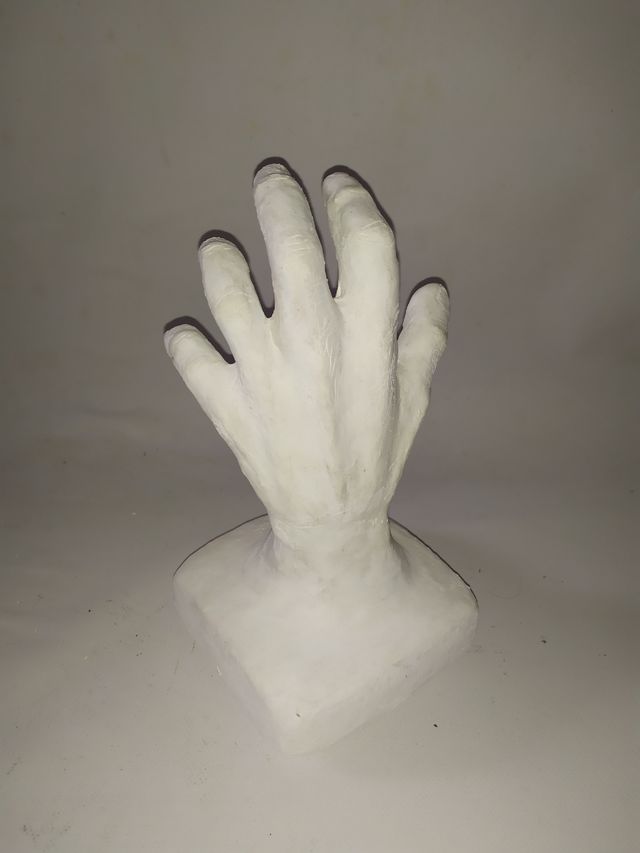 Scultura mano in gesso