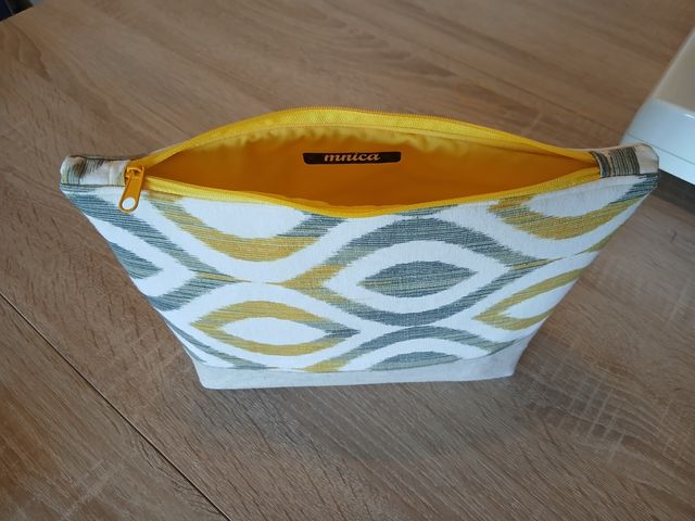 Neceser artesanal gris y amarillo