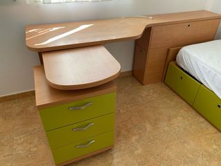 Habitación juvenil con escritorio y cama con cajon