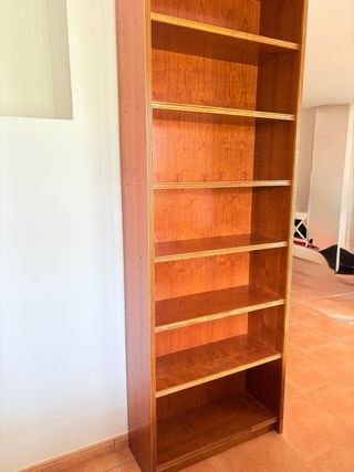 Librería de madera marrón