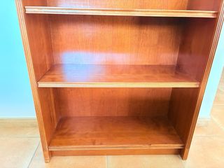 Librería de madera marrón