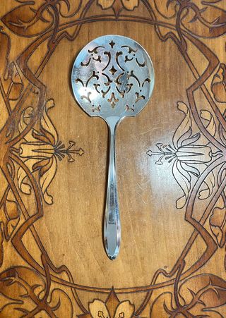 Cucchiaio forato in metallo argentato art nouveau