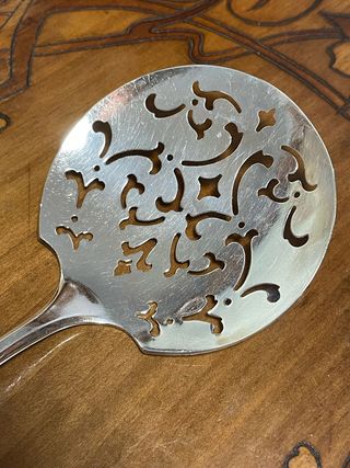 Cucchiaio forato in metallo argentato art nouveau