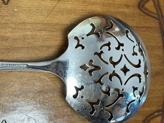 Cucchiaio forato in metallo argentato art nouveau