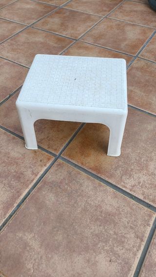 Banqueta blanca de plástico,