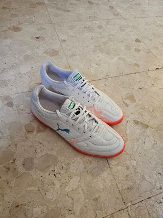 Zapatillas Puma fútbol sala blancas y naranjas
