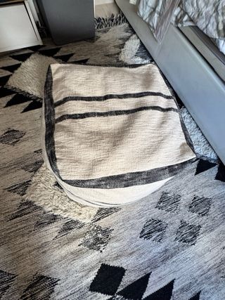 Puff beige y negro - Decoración