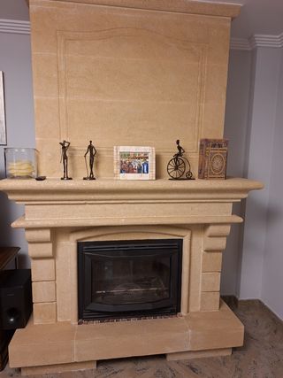 Chimenea de piedra beige