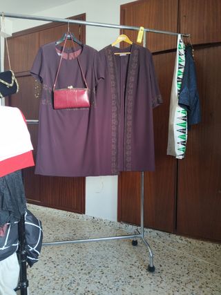 Traje chaqueta morado y bolso