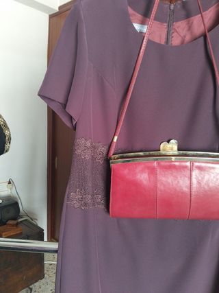 Traje chaqueta morado y bolso