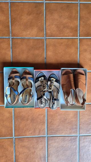Tres pares de sandalias de cuña de esparto.