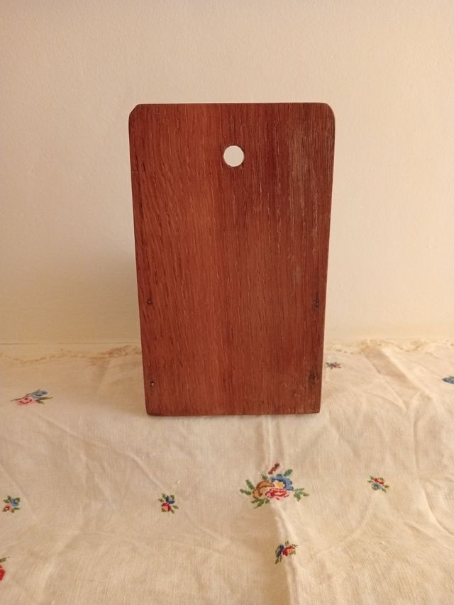 Antiguo salero de madera. Forma de caja.