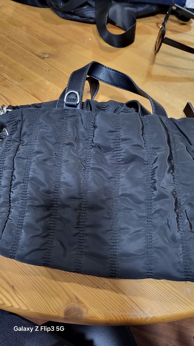 Bolso negro acolchado