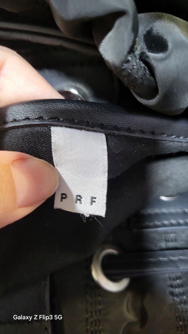 Bolso negro acolchado