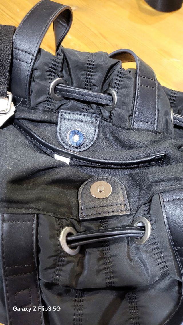 Bolso negro acolchado