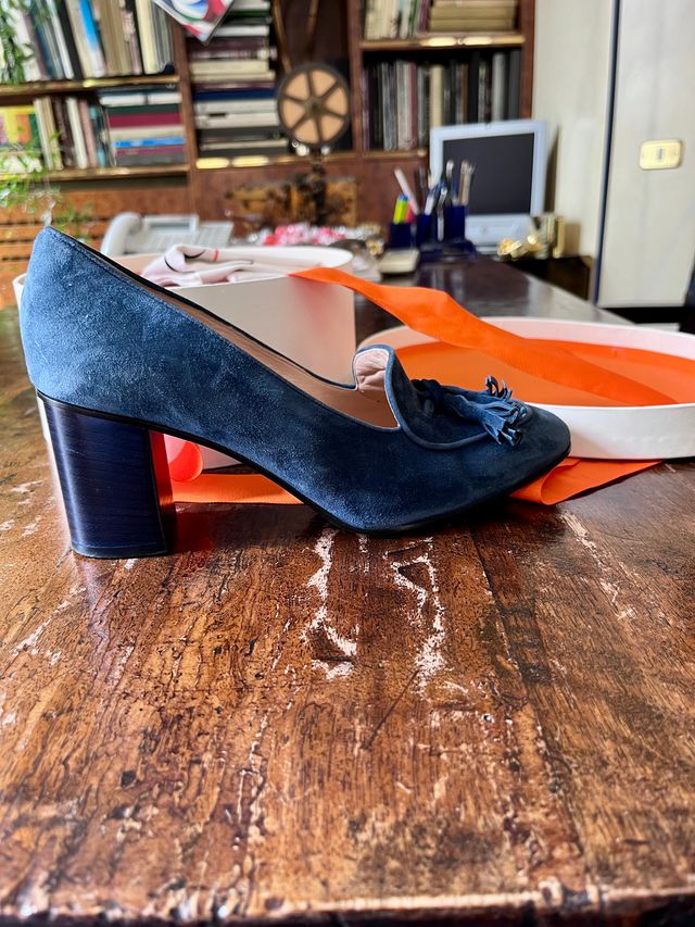 Dècolleté in camoscio con tacco e nappine O Jour