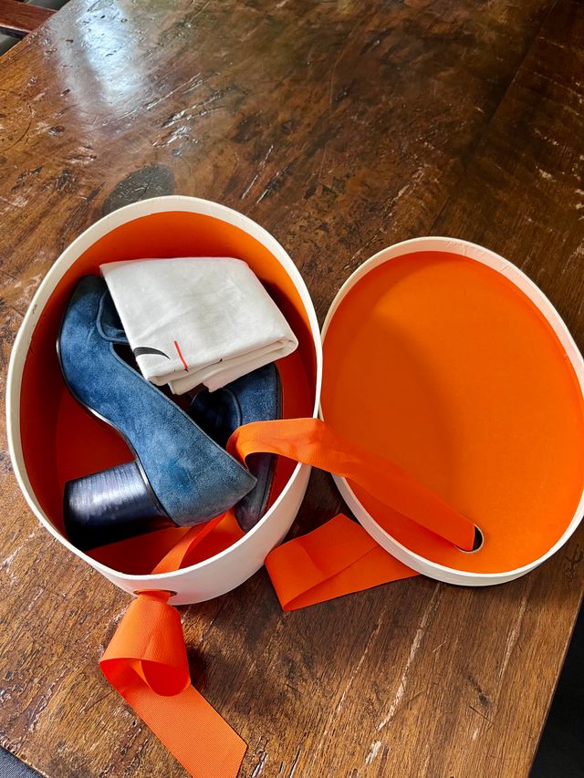 Dècolleté in camoscio con tacco e nappine O Jour