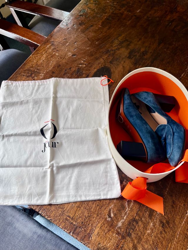 Dècolleté in camoscio con tacco e nappine O Jour