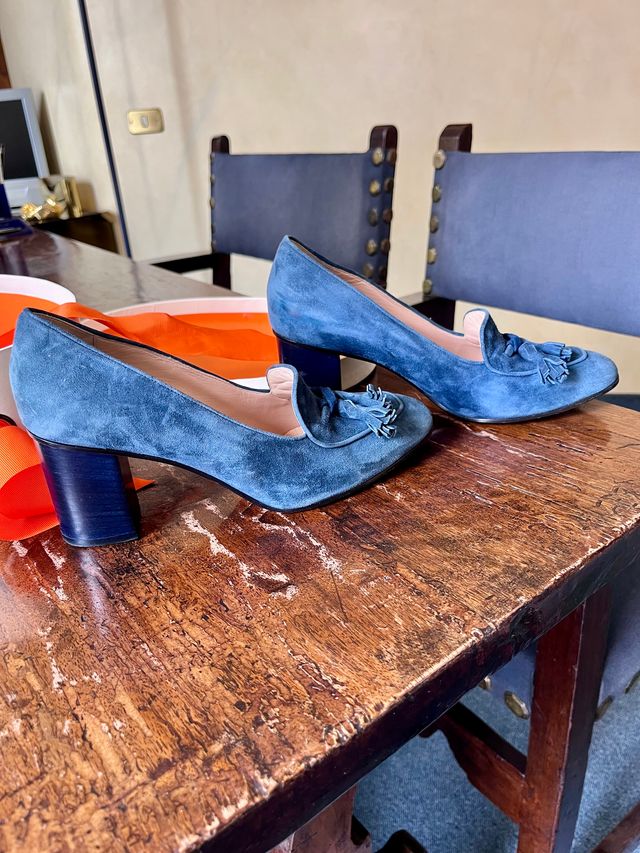 Dècolleté in camoscio con tacco e nappine O Jour