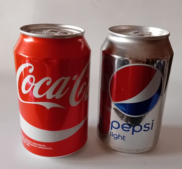 Latas Coca-Cola y Pepsi Light cerradas