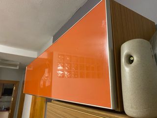Vitrina naranja con cristal - Mueble