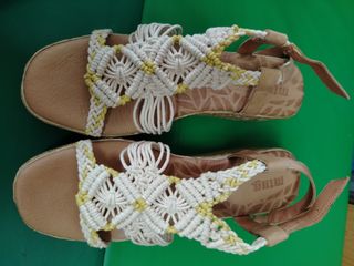 Sandalias cuña macramé beige