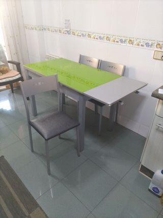 Mesa cocina extensible gris-verde y 4 sillas 
