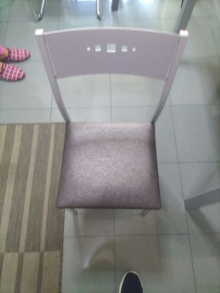 Mesa cocina extensible gris-verde y 4 sillas 
