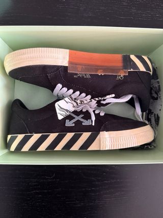 Zapatillas OFF-WHITE negras y blancas talla 43