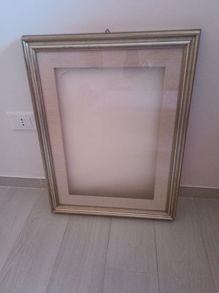 Cornice in legno dorato argentato