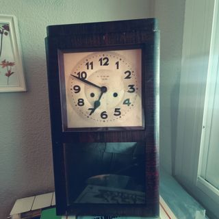 Reloj péndulo antiguo de madera de 80 años aprox.