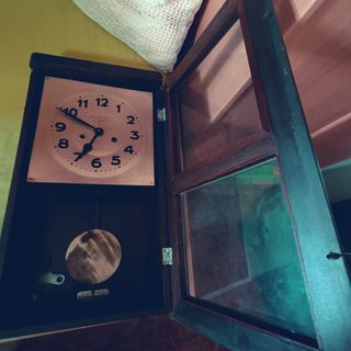 Reloj péndulo antiguo de madera de 80 años aprox.