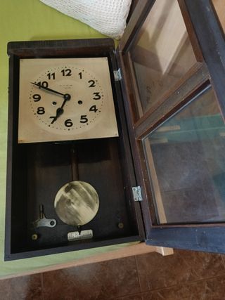 Reloj péndulo antiguo de madera de 80 años aprox.