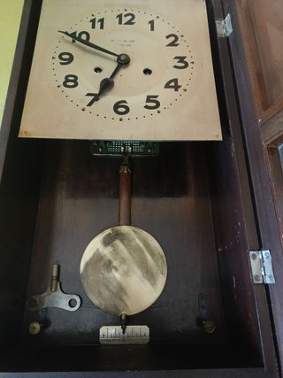 Reloj péndulo antiguo de madera de 80 años aprox.