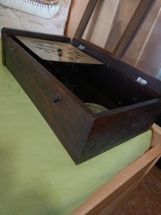 Reloj péndulo antiguo de madera de 80 años aprox.