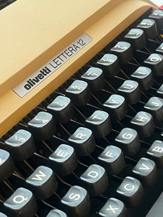 Máquina de escribir - Olivetti Lettera 12