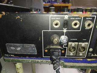 Mesa de mezclas auto amplificada TALMUS