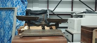 Báscula antigua de platillos