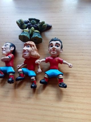 Lote 3 muñecos + 1 robot