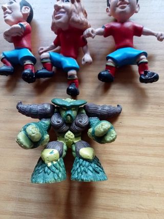 Lote 3 muñecos + 1 robot