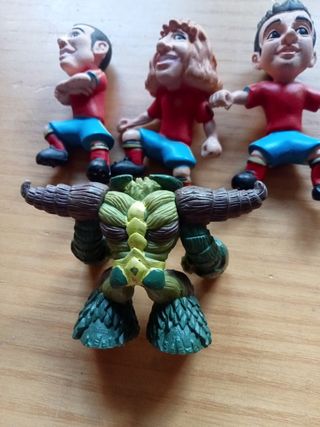 Lote 3 muñecos + 1 robot