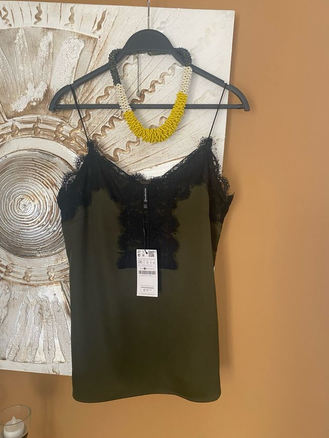 Top Stradivarius negro y verde oliva - Talla S